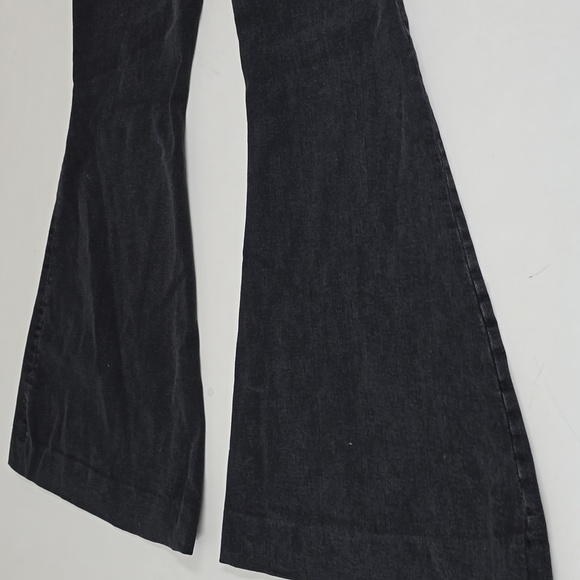 Good American Good Flare Jeans, Black - Picture 12 of 12